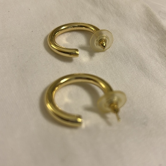 NWT Oval shaped gold tone hoops 1 1/2” drop - Picture 3 of 4